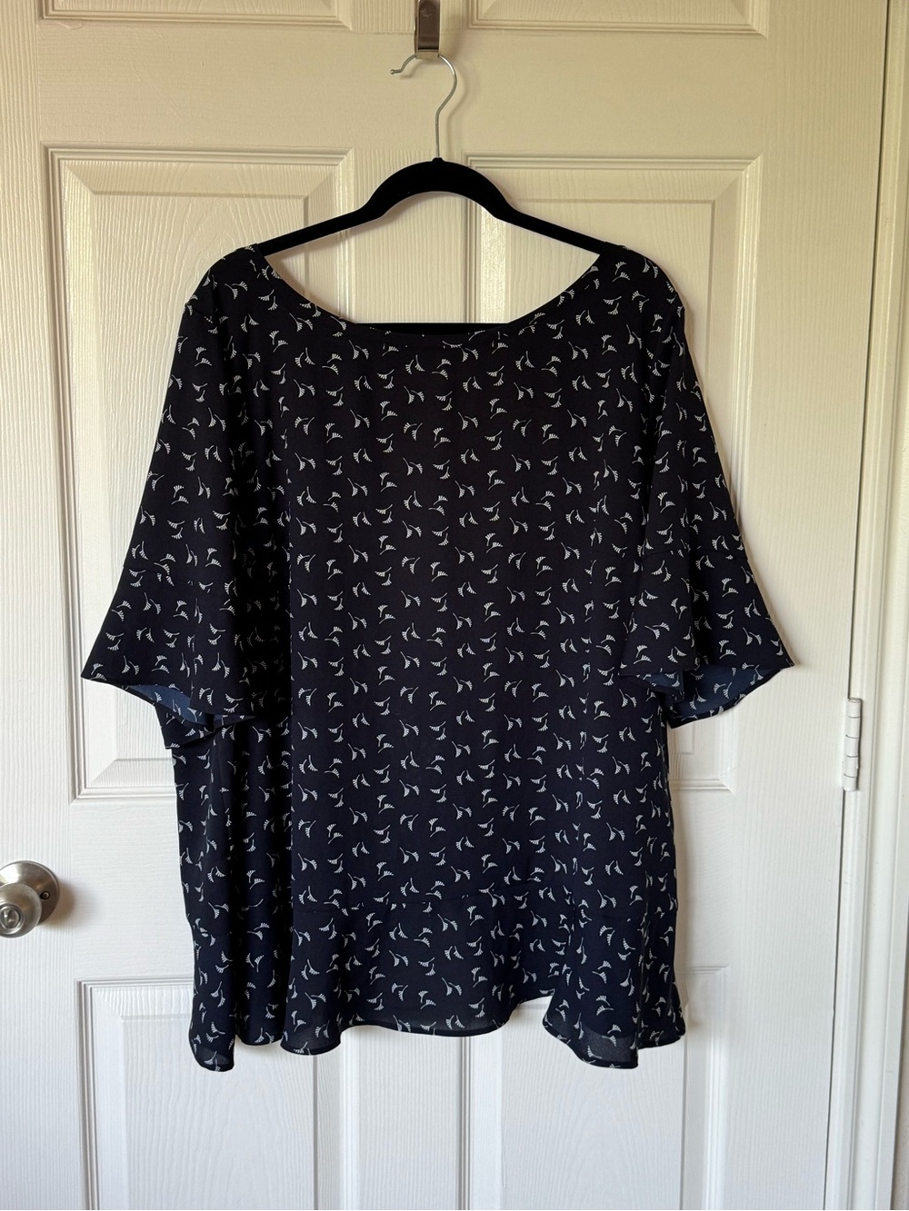 LOFT Plus navy blue patterned blouse